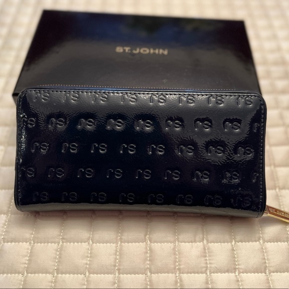 St. John Navy Blue Patent Leather Zipped Wallet 8”L x 0.75"W x 4"H like new - Picture 7 of 10